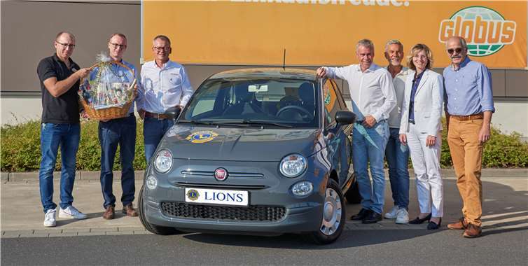 Dirk Wolf (2. v.li.), der glückliche Gewinner des Fiat 500, freute sich über ein schickes neues Fahrzeug sowie einen Präsentkorb. Foto: privat