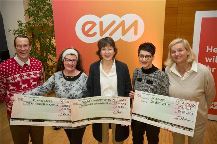 Dirk Zimmer alias Willi Naumann vom Comedy-Duo Willi und Ernst übergibt die Spendenbeträge gemeinsam mit Christiane Paschakarnis von der evm an die Spendenempfänger Michaela Schmidt (DU bist WIR e.V /2. Vorsitzende); Ina Rohlandt (Koblenzer Hospizverein e.V./Geschäftsführerin); Ruth Drießen (Tierschutzverein Mayen/Tierheimleiterin).  Foto: Thomas Frey/evm