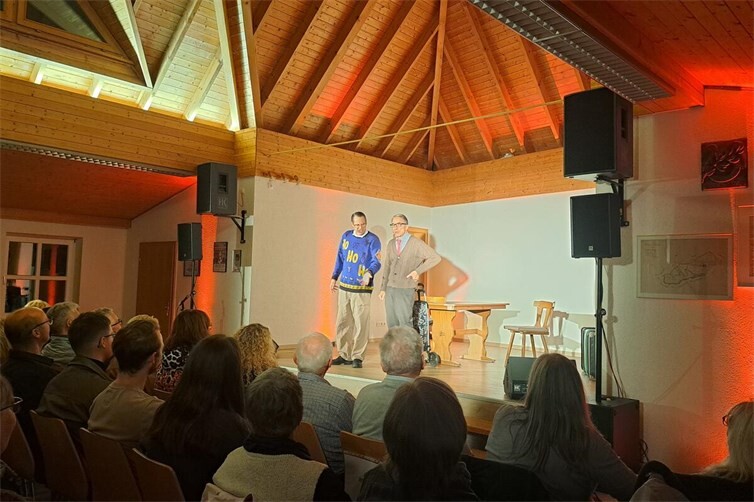 Dirk Zimmer (links) und Markus Kirschbaum, alias Willi und Ernst, sorgten im Volkesfelder Dorfgemeinschaftshaus nonstop für Lachmuskel-Attacken. 
