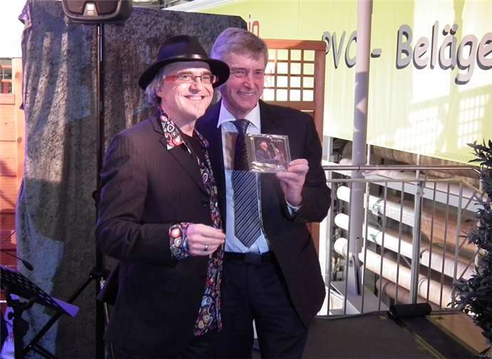 Dirko Juchem überreichte Hans Peter Röhrig zum Dank die erste CD seines brandneue Albums „Saxoholic“.