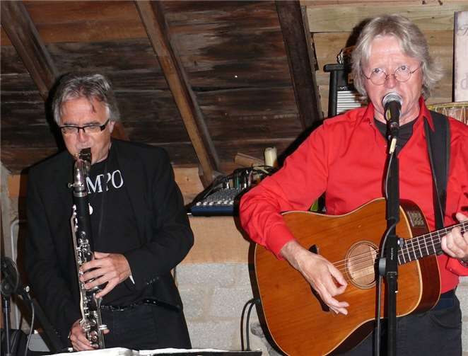 Dirko Juchem und Manfred Pohlmann begeisterten mit Liedern und Geschichten unter dem Titel „Wenn das Freddy wüsste“.