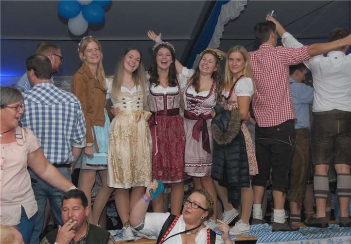 Dirndl und Lederhosen bestimmten das Bild beim 13. Raubacher Oktoberfest. Die Stimmung war der beim Münchener Original ähnlich.
