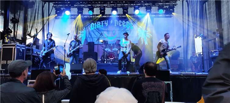 Dirty Deeds, die „Badenser“ aus Heidelbergmachten Stimmung mit Coversongs von AC/DC. Foto: HE