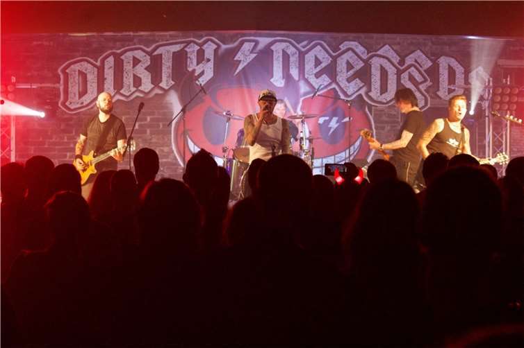 „Dirty Deeds“ live auf der Bühne im „Kultschuppen“ Jahnhalle Bad reisig. Copyright: Kulturverein BREISIG.live (Michael Lüdtke)