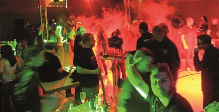 Disco-Stimmung beim Fest des Junggesellenvereins Queckenberg. privat