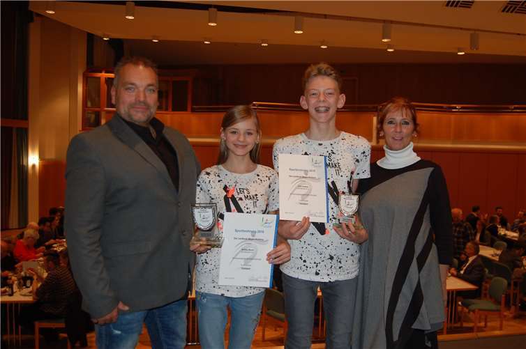 Discofox-Weltmeister in der Juniorenklasse: Tom Andrae und Emilija Bucel mit ihren Trainern Bea und Frank Kraft.