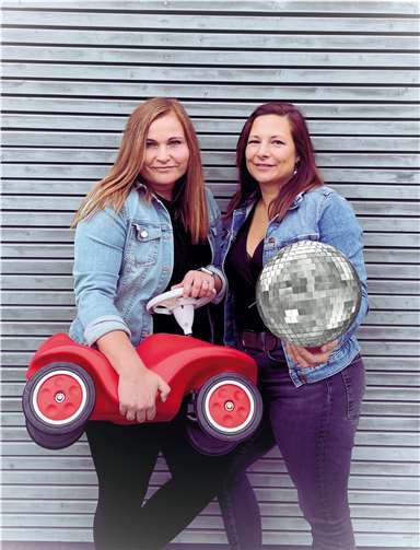 Diskokugel statt Rutschauto: Mütter können im Mamas Dance Club vom Familienalltag abschalten. Ines Cukjati und Sarah Kasper-Brötz freuen sich auf die erste gemeinsame Party. Foto: Ralf Cukjati
