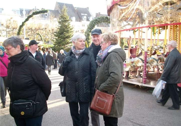 Diskussion auf dem Weihnachtsmarkt „Sollen wir nochmal Karussell fahren?“