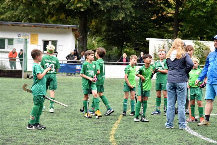 Diskussion mit den Mayener Hockeyspielern in der Spielpause.