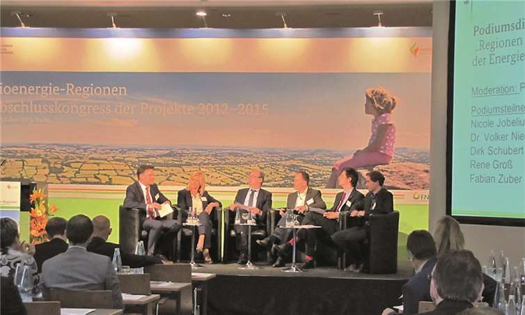 Diskussion über Regionen als Säulen der Energiewende in Deutschland. Philipp Vohrer (v.li.n.re.), Agentur für erneuerbare Energien (AEE), Nicole Jobelius-Schausten, Bioenergieregion Cochem-Zell, Dr. Volker Niendieker, Bundesministerium für Ernährung und Landwirtschaft, Dirk Schubert, nova-Institut, René Groß, Bundesgeschäftsstelle Energiegenossenschaften und Fabian Zuber, Geschäftsführer Bündnis Bürgerenergie e. V. privat