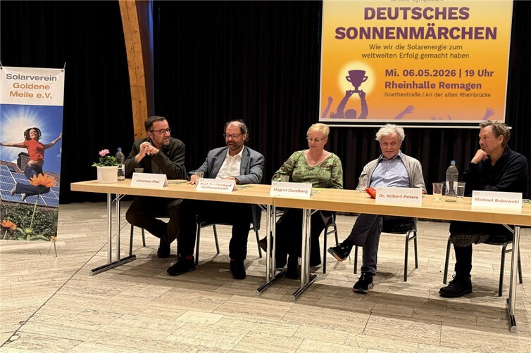 Diskussion über die Energiewende: Beim Mini Symposium des Solarvereins Goldene Meile tauschten sich (v. l.) Johannes Pinn, Prof. Dr. Eberhard Waffenschmidt, Magret Zavelberg, Dr. Aribert Peters und Autor Michael Bukowski über aktuelle Herausforderungen und Perspektiven aus.