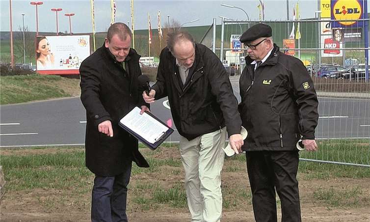Diskussion vor der Kamera über den Grenzverlauf Polch - Viedel.