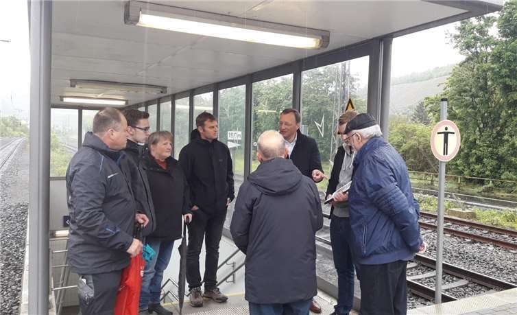 Diskussionen vor Ort (von links): Jörg Johann, Lukas Hilgert, Annemie Puth, Daniel Hastenteufel, Oscar Schmidt, Josef Oster, Maternus Dötsch und Hans-Jürgen Kalter.Foto: Julius Weber