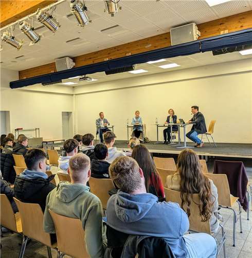 Diskussionsrunde in der Aula.  Fotos: Antonia Knoll (LES)