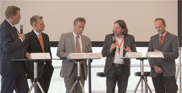 Diskussiospodium (v.l.n.r.) Dr. Reimar Molitor, Dr. Heinrich Dornbusch, Oberbürgermeister Jürgen Nimptsch,, Martin Böhm (Obermeister Elektroinnung Bonn-Rhein-Sieg), Prof. Dr. Ralf Pude (Geschäftsführer :agrohort).Sascha Engst