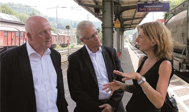 Diskutieren Modernisierungsmaßnahmen am Bahnhof Linz: DB-Bahnhofsmanager Hans-Peter Kohlbecker, Konzernbevollmächtigter der DB-AG RLP u. Saarland Jürgen Konz, MdB Sabine Bätzing-Lichtenthäler (v.l.n.r.). Privat