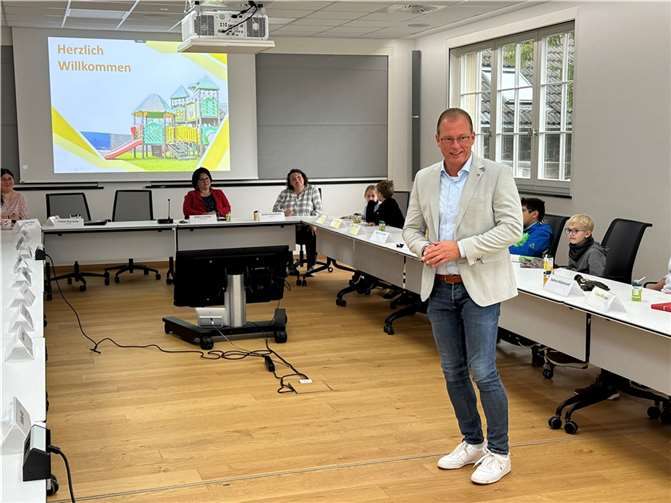 Diskutieren, auswählen und abstimmen war der Auftrag: VG-Bürgermeister Jörg Lempertz leitete die „Kinder-Ratssitzung“ der „Betreuenden Grundschule Mendig“.  Foto: VG-Verwaltung Mendig/Stefan Pauly