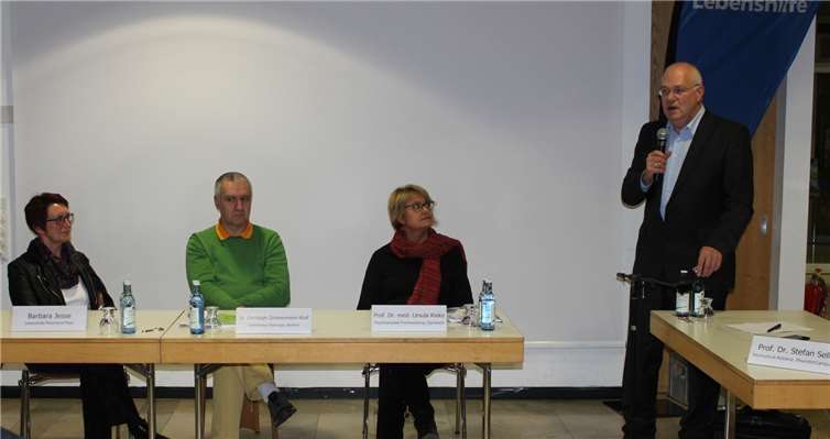 Diskutierten beim Herbstforum über Pränatal-Diagnostik, von links Barbara Jesse (Lebenshilfe), Dr. Christoph Zimmermann-Wolf (Seelsorger), Pro. Dr. med. Ursula Rieke (Fachberatungsstelle) und Moderator Prof. Dr. Stefan Sell. Fotos: DU