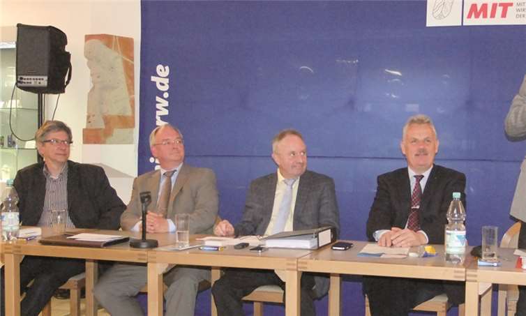 Diskutierten mit den Besuchern über die Perspektiven der Wirtschaftspolitik für den Mittelstand, die Selbstständigen und die Freiberufler der Region nach den Kommunalwahlen am 25. Mai (v.re.n.li.: Sebastian Schuster (Landratskandidat der CDU im Rhein-Sieg-Kreis), Stefan Raetz (Bürgermeister/-kandidat der Stadt Rheinbach), Fred Bongartz (Vorsitzender des Vorstands des MIT-Regionalverbands Rhein-Sieg Linksrheinisch), Hartmut Beckschäfer (Bürgermeisterkandidat in der Gemeinde Wachtberg) und Stefan Lütke (Geschäftsführer des MIT-Regionalverbands Rhein-Sieg Linksrheinisch).privat