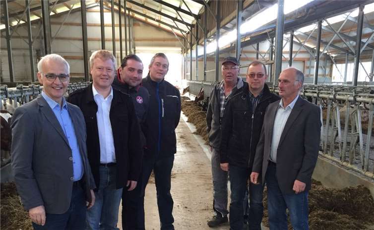Diskutierten vor Ort die aktuelle Situation der Milchbauern: (v.l.n.r.): Kreisbauernvorsitzender Cochem-Zell, Hans-Jürgen Sehn, MdL Thorsten Wehner, MdL Benedikt Oster, Andreas Weber , Betriebsinhaber Alois Peters, Hermann Kesseler und Kreisbauernvorsitzender Bernkastel-Wittlich Manfred Zelder. privat