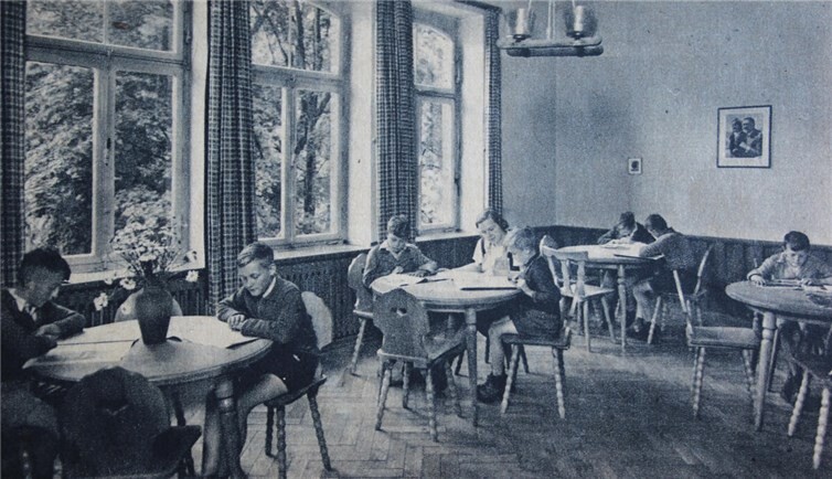 Diszipliniert und anpassungsfähig wünschte man sich die Waisenkinder. Foto aus einem Leporello der NSV (Nationalsozialistische Volkswohlfahrt. Repro: HG