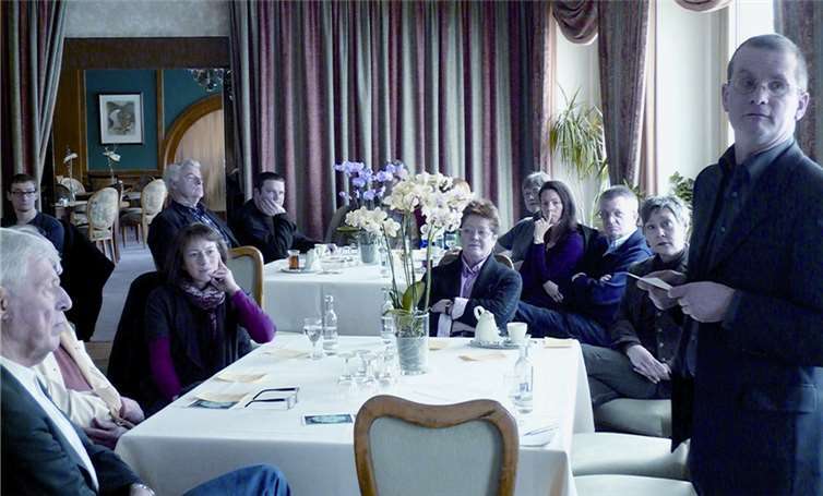 Disziplinierte Gesprächskultur im Café Philosophique. BSB