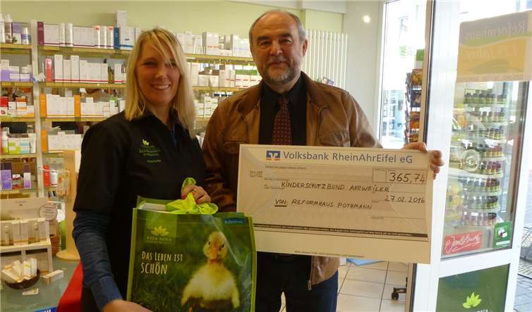 Dittmar Baumung freute sich über die großzügige Spende des Reformhauses Pothmann, das den Deutschen Kinderschutzbund im Kreis Ahrweiler schon seit langem unterstützt. privat