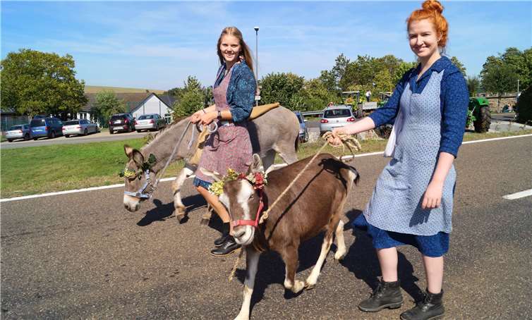 Diverse Fußgruppe ließendie gute alte Zeit wieder lebendig werden.