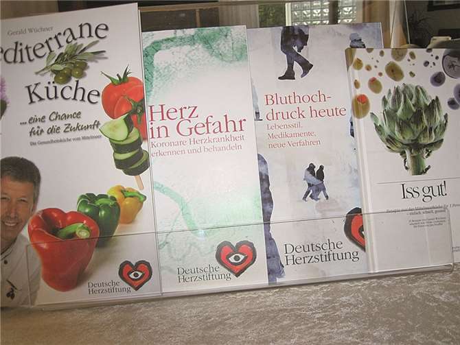 Diverse Medien der DHS. privat