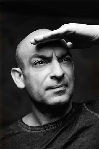 Django Asül präsentiert seinen Blick aus dem offenen Visier.  Foto: Dirk Beichert