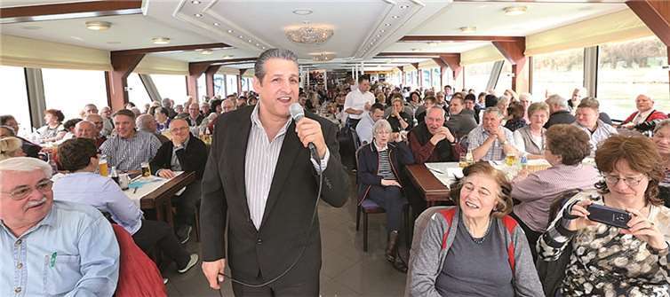 Django Reinhardt begeisterte mit Songs und Balladen aus den 50er- und 60er-Jahren das Publikum auf dem Schiff.