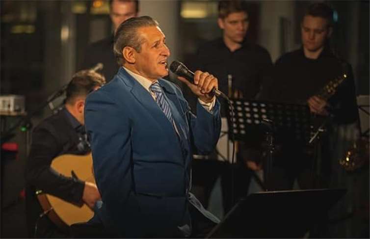 Django Reinhardt, einige seiner Brüder und seine neue Konzertbesetzung präsentierten sein Weihnachtskonzert „Gipsy Christmas“.Quelle: Pressestelle Django Reinhardt