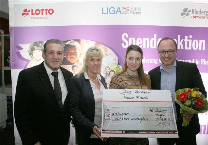 Django Reinhardt (v.l.), seine Ehefrau Anna-Maria und Schwiegertochter in spe Janine Theisen überreichten Frank Zwanziger als Geschäftsführer der Lotto-Stiftung die in der sozialen Musikschule „Django Reinhardt Music Friends e.V.“ gesammelten Spenden.