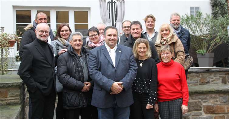 Django Reinhardt (vo. 2.v.li.) und Romeo Franz (vo. 3.v.li.) zu Gast bei SPD im Dialog.Privat