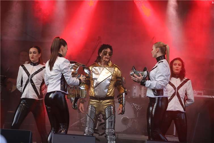 Doch Sascha Pazdera war nicht allein. Seine hervorragend aufgelegte Band, zwei top Backgroundsängerinnen und vier reizende Tänzerinnen boten mit ihm eine authentische Michael Jackson-Show.