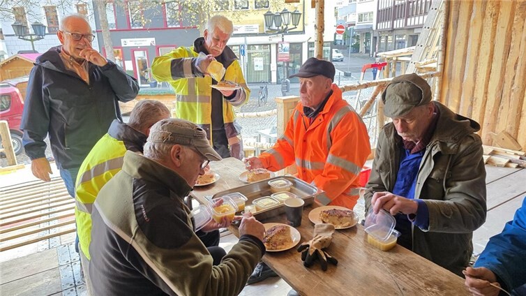 „Döbbekooche“ und Apfelmus, ohne Stärkung am Mittag geht’s nicht.