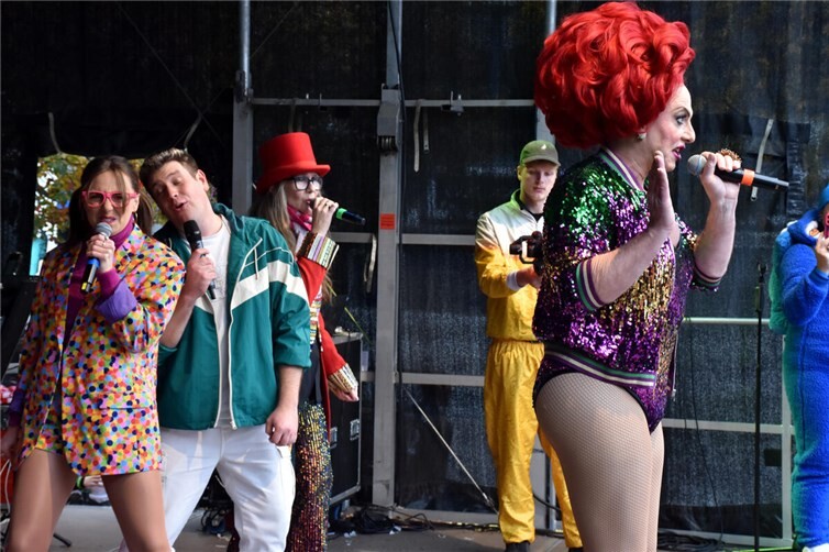 Dörte Dutt (re.) und Koblenzer Künstler links sorgten ebenfalls für Stimmung.