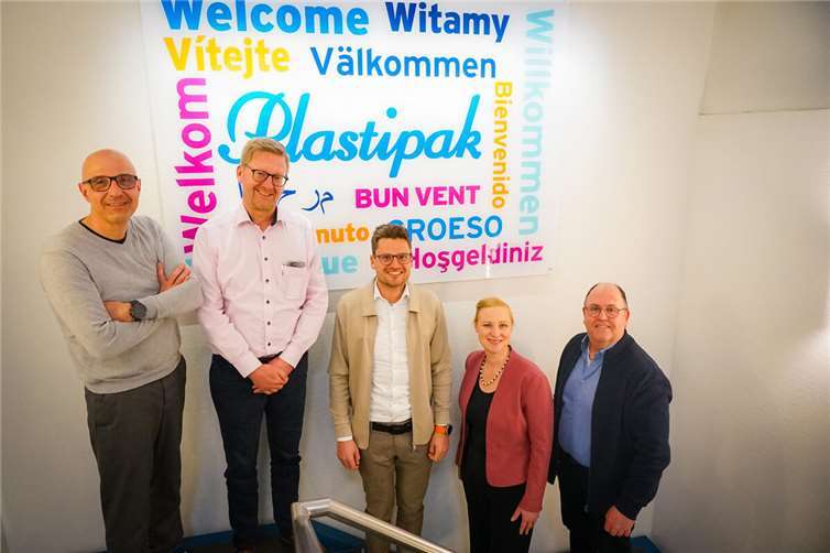 Dörte Schall (2.v.r.) und Ralf Kraut (1.v.r) beim Besuch der Plastipak Gruppe in Mendig.  Fotos: privat