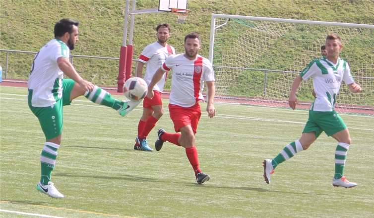 Dogan Cevik hat Ball und Gegner im Griff. Im Testspiel der beiden A-Klassenaufsteiger siegte der SC Vallendar gegen Kosova Montabaur knapp mit 2:1. TH