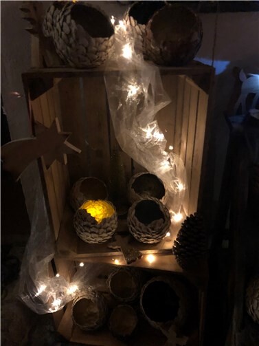 Doll’sche Art – vorweihnachtlicher Glühwürmchen-Abend mit illuminierten Kunstobjekten von Ernst Doll. Foto: E. Doll