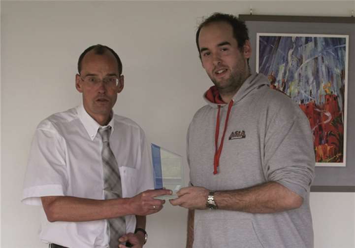 Dome Stranz vom AStA überreicht Prof. Dr. Mathias Graumann die Auszeichnung zum besten Professor im Fachbereich.Privat