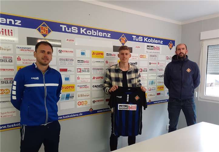 Dominic Fuß (Mitte) hat seinen auslaufenden Vertrag bei der TuS Koblenz verlängert.Quelle: TuS Koblenz
