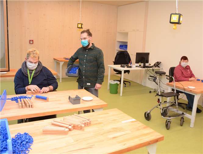 Dominic Haferstock (v.l.), Werkstattzuständiger Johannes Klein und Dagmar Uhrmacher haben in den neuen, hellen Räumen optimale Arbeitsbedingungen.