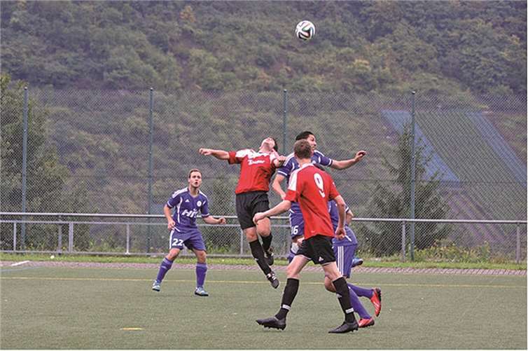 Dominic Konrath im Luftkampf mit einem Andernacher Spieler. Privat