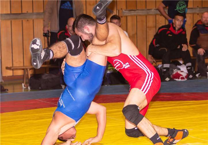 Dominic Zeigermann (rotes Trikot) von der WKG Metternich/Rübenach/Boden im Kampf.
