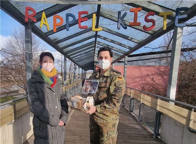 Dominik Bell übergibt der stellvertretenden Kita-Leitung Andrea Engel die Spendensumme von 1.600 Euro von Absolventen der Bundeswehr-Fachschule in Karlsruhe.  Foto: privat