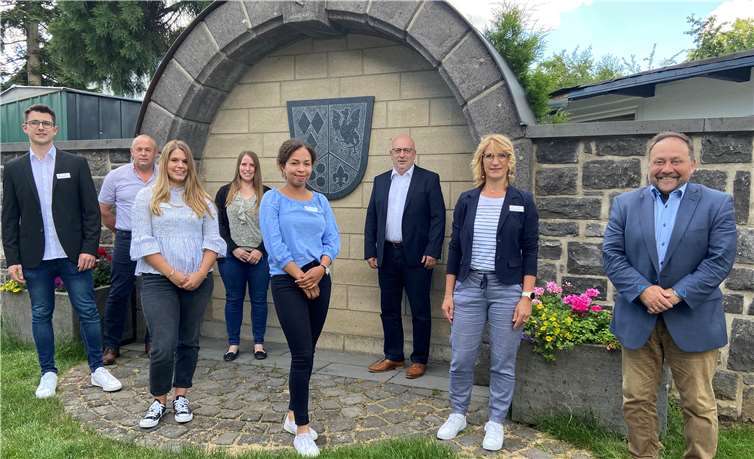 Dominik Buhr (v.li.n.re.), Werkleiter Matthias Steffens, Theresa Helm, Gleichstellungsbeauftragte Michele Weber, Vivian Hannor, Büroleiter Ewald Becker, Personalratsmitglied Carmen Schäfer und Bürgermeister Alfred Schomisch. Fotos: privat