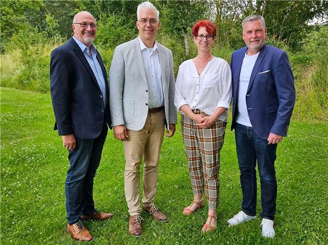 Dominik Gieler (2. v. li.), Bürgermeister der Verbandsgemeinde Altenahr, freut sich über die Unterstützung der neu gewählten ehrenamtlichen Beigeordneten Jürgen Schwarzmann (li.) als Ersten Beigeordneten sowie von Rainer Metzen (re.) als zweiten Beigeordneten und Sandra Sebastian-Berthel als dritte Beigeordnete. Foto: Stephan Knieps / VG Altenahr
