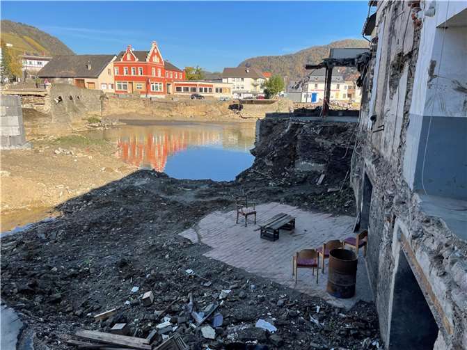 Dominik Gieler, Alfred Sebastian und Hartwig Baltes (v.l.n.r.) nach der Ratifizierung. Foto: ROB