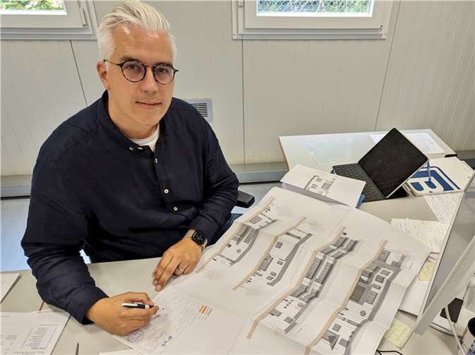Dominik Gieler, Bürgermeister der Verbandsgemeinde Altenahr, freut sich, die letzten Unterlagen für den Bauantrag zur Sanierung der flutbeschädigten Grundschule Altenahr zu unterschreiben.  Foto: Thorsten Trütgen/VG Altenahr